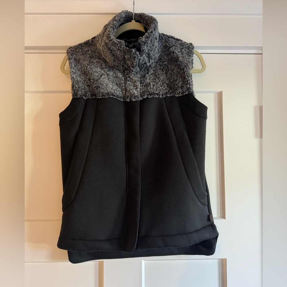 THE NORTH FACE BLACK FAUX FUR WOMENS VEST